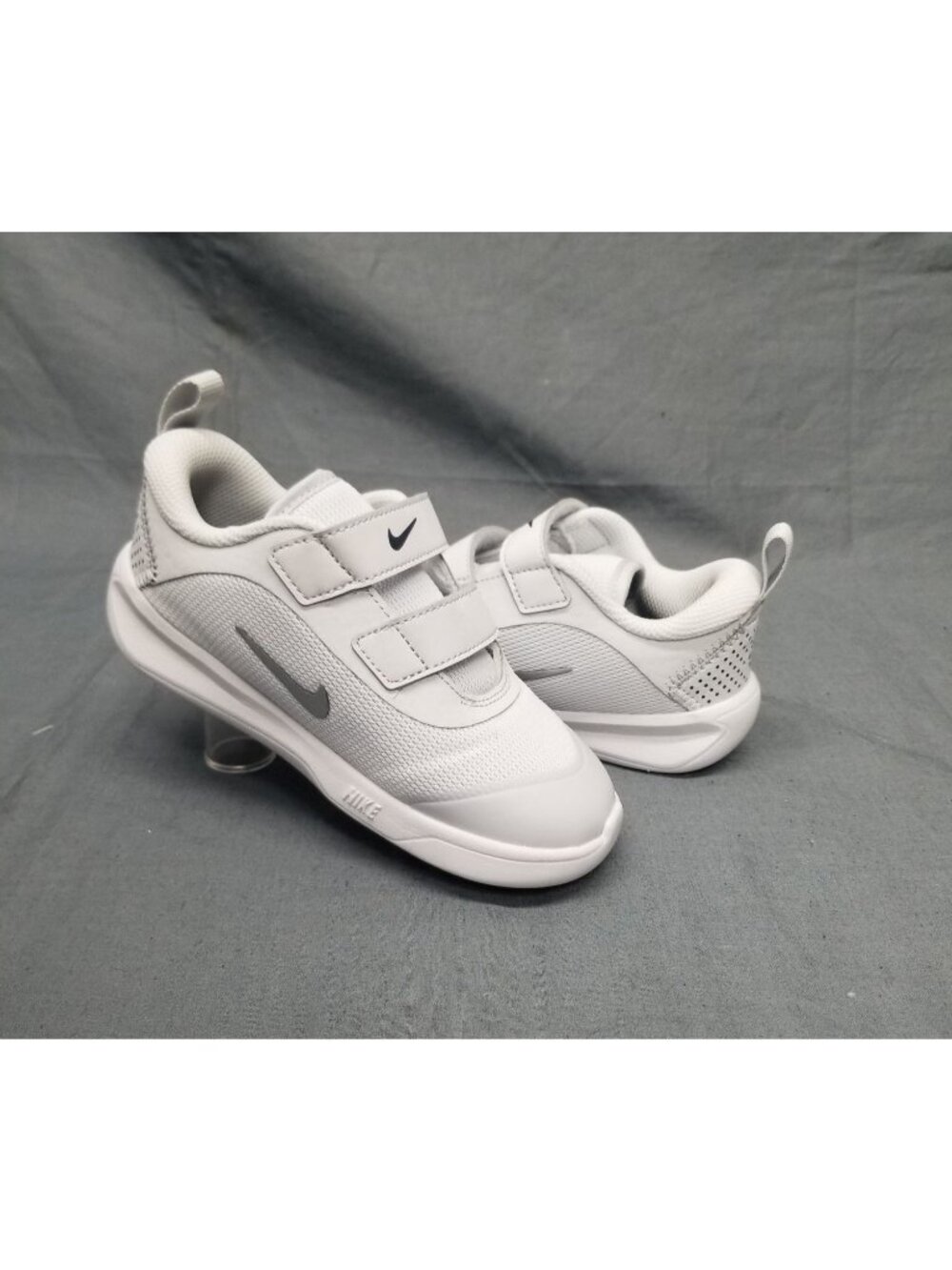 Nike Omni Multi-Court Low Slip On Sneakers Kids Size 5c White Silver NEW IN BOX!
